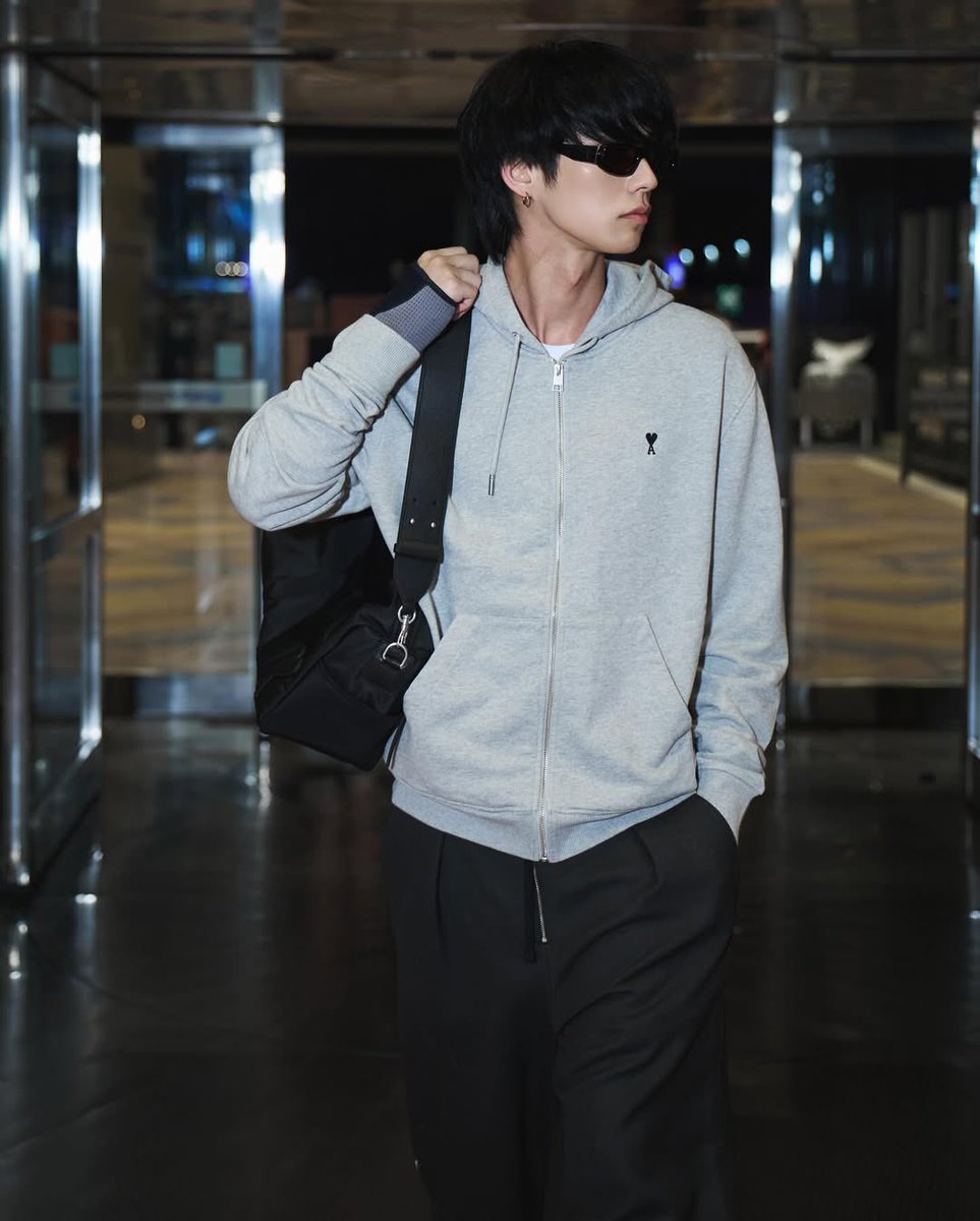 otpcnews's tweet image. เท่ทุกก้าว หล่อทุกองศา ! "ไบร์ท วชิรวิชญ์" กับแอร์พอร์ตลุคที่ละสายตาไม่ได้ สมตำแหน่งแฟชั่นไอคอน !

#bbrightvc #ไบร์ทวชิรวิชญ์
#AmiParisxBRIGHT
#AmiParis 
#AmiFW26 

ส่องแอร์พอร์ตลุคของ "ไบร์ท วชิรวิชญ์" เตรียมเดินทางสู่กรุงปารีส ประเทศฝรั่งเศส พร้อมกับ AMI Paris เป็นครั้งที่ 3…