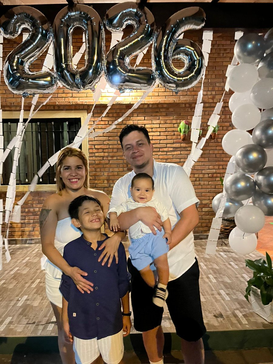 luceayala's tweet photo. Siendo la Reina de 3 príncipes 👨‍👩‍👦‍👦💙 https://t.co/9LExb4NVr2