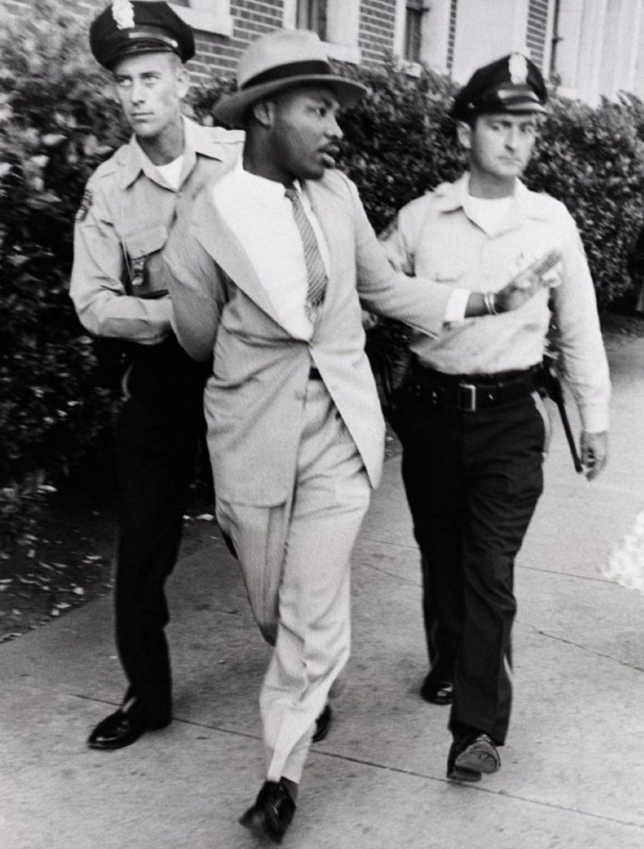 FINALLEVEL's tweet photo. Hope you had happy MLK Day.. Some things never change.. smh https://t.co/xRh6NMZwSJ