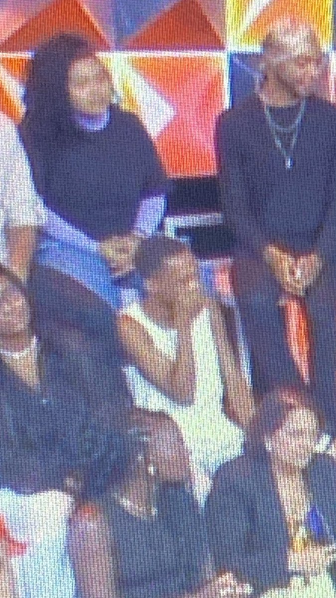 domingws's tweet image. a gay da plateia rindo horrores após a mãe da aline ter citado os comentários que ela escutou dele #BBB26 🤣🤣