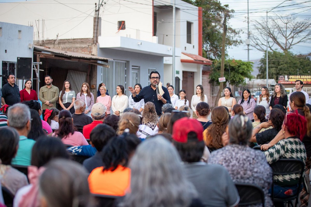 JuandDiosGamez's tweet photo. Las calles #156 y #157 de la 𝗰𝗼𝗹𝗼𝗻𝗶𝗮 𝗔𝗻𝘁𝗼𝗻𝗶𝗼 𝗧𝗼𝗹𝗲𝗱𝗼 𝗖𝗼𝗿𝗿𝗼 ya son una realidad que mejora la vida diaria. 🛣️ Seguimos construyendo un Culiacán más digno y humano para nuestras familias. 🧑‍🧑‍🧒 https://t.co/XieiyJHClL