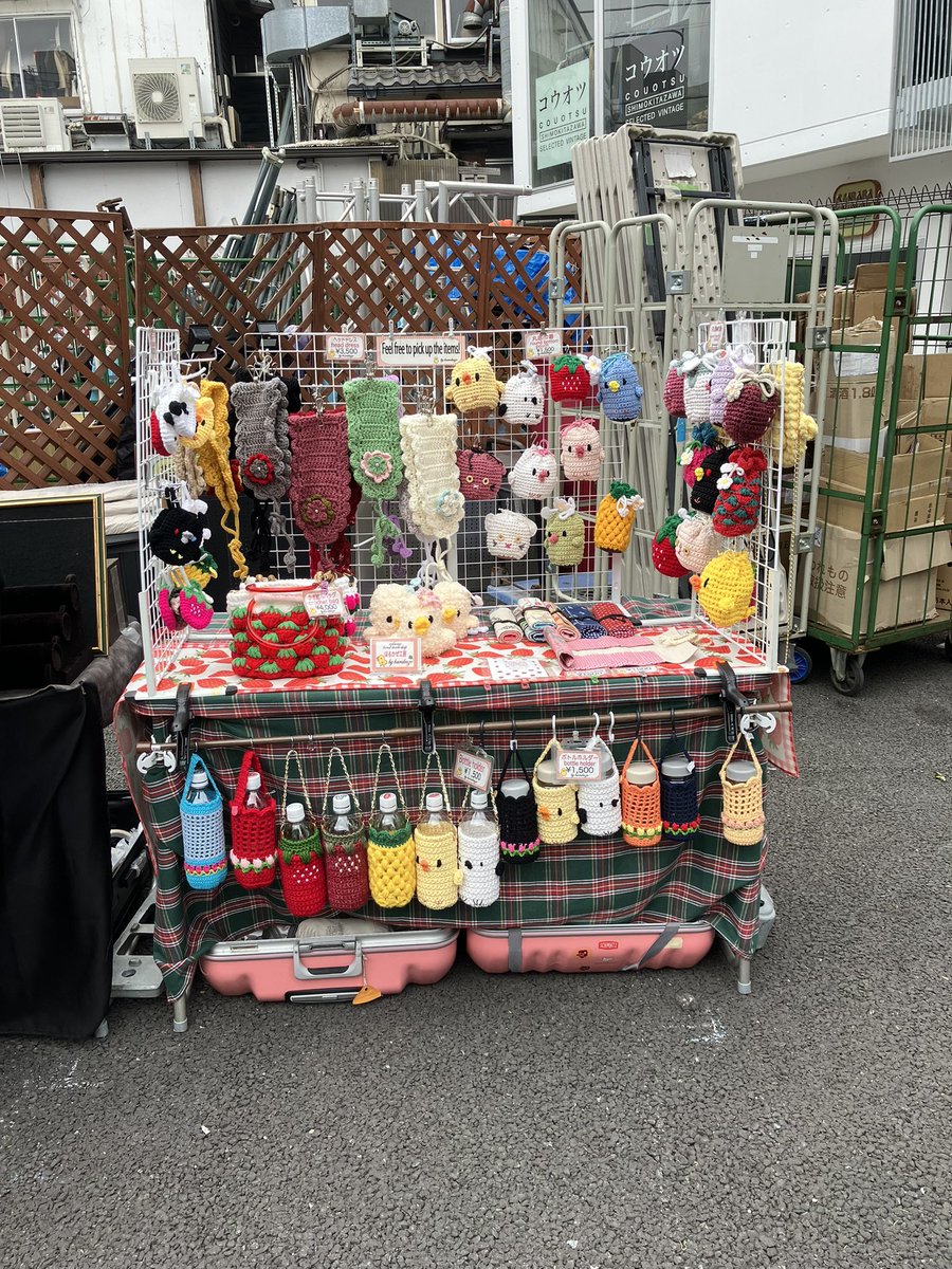 SayalinSayalin2's tweet photo. 今日も風が強い🌪️🌪️
下北沢喫煙所横の檻の中にて出店ちう！
18時まで(挫けなければ💦)

#はるかぜ工房
#はるかぜぴよ
#下北沢
#かぎ編みグッズ https://t.co/7mEC2NnPvt