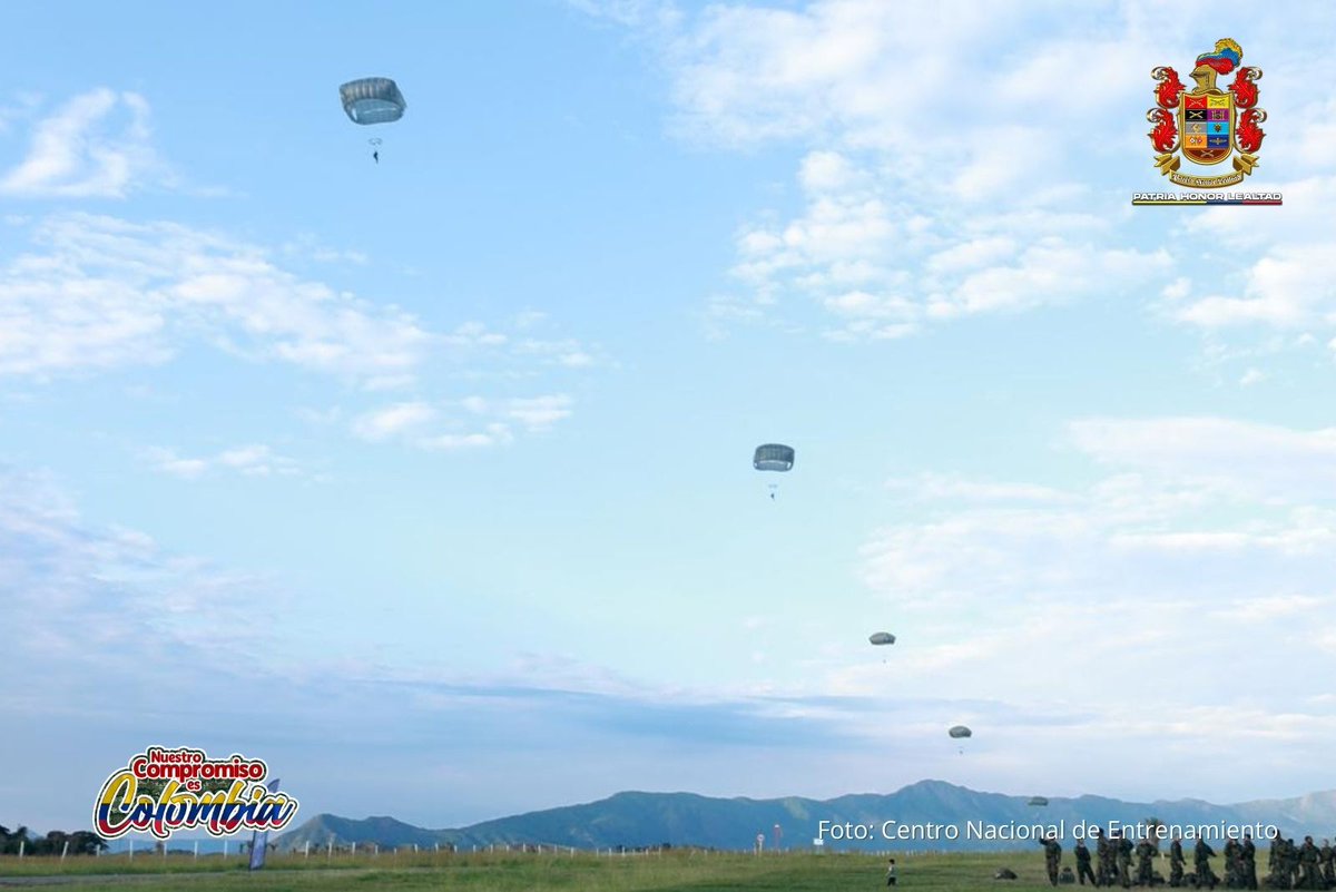 COL_EJERCITO's tweet photo. La Escuela de Paracaidismo Militar (#ESPAM) fortalece de manera permanente el entrenamiento y reentrenamiento del personal de las Fuerzas Especiales, así como de las unidades del Centro Nacional de Entrenamiento y de los instructores de la #ESPAM.
Su misión es robustecer la autonomía operativa de cada paracaidista, preparándolos para su empleo en operaciones militares aerotransportadas de nivel estratégico, con capacidad de desplegarse en cualquier punto de la geografía colombiana, en defensa de la soberanía nacional.
#EducaciónMilitar
@ejercito_cedoc