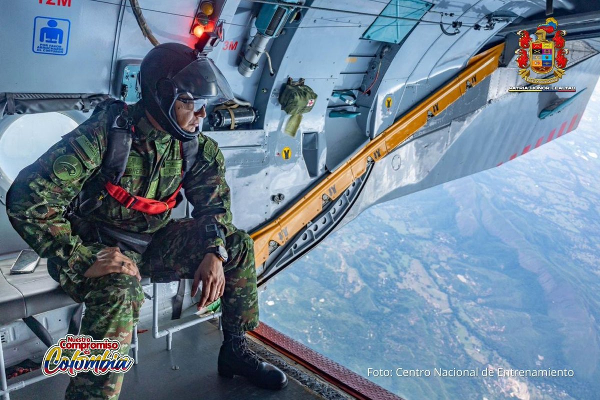 COL_EJERCITO's tweet photo. La Escuela de Paracaidismo Militar (#ESPAM) fortalece de manera permanente el entrenamiento y reentrenamiento del personal de las Fuerzas Especiales, así como de las unidades del Centro Nacional de Entrenamiento y de los instructores de la #ESPAM.
Su misión es robustecer la autonomía operativa de cada paracaidista, preparándolos para su empleo en operaciones militares aerotransportadas de nivel estratégico, con capacidad de desplegarse en cualquier punto de la geografía colombiana, en defensa de la soberanía nacional.
#EducaciónMilitar
@ejercito_cedoc