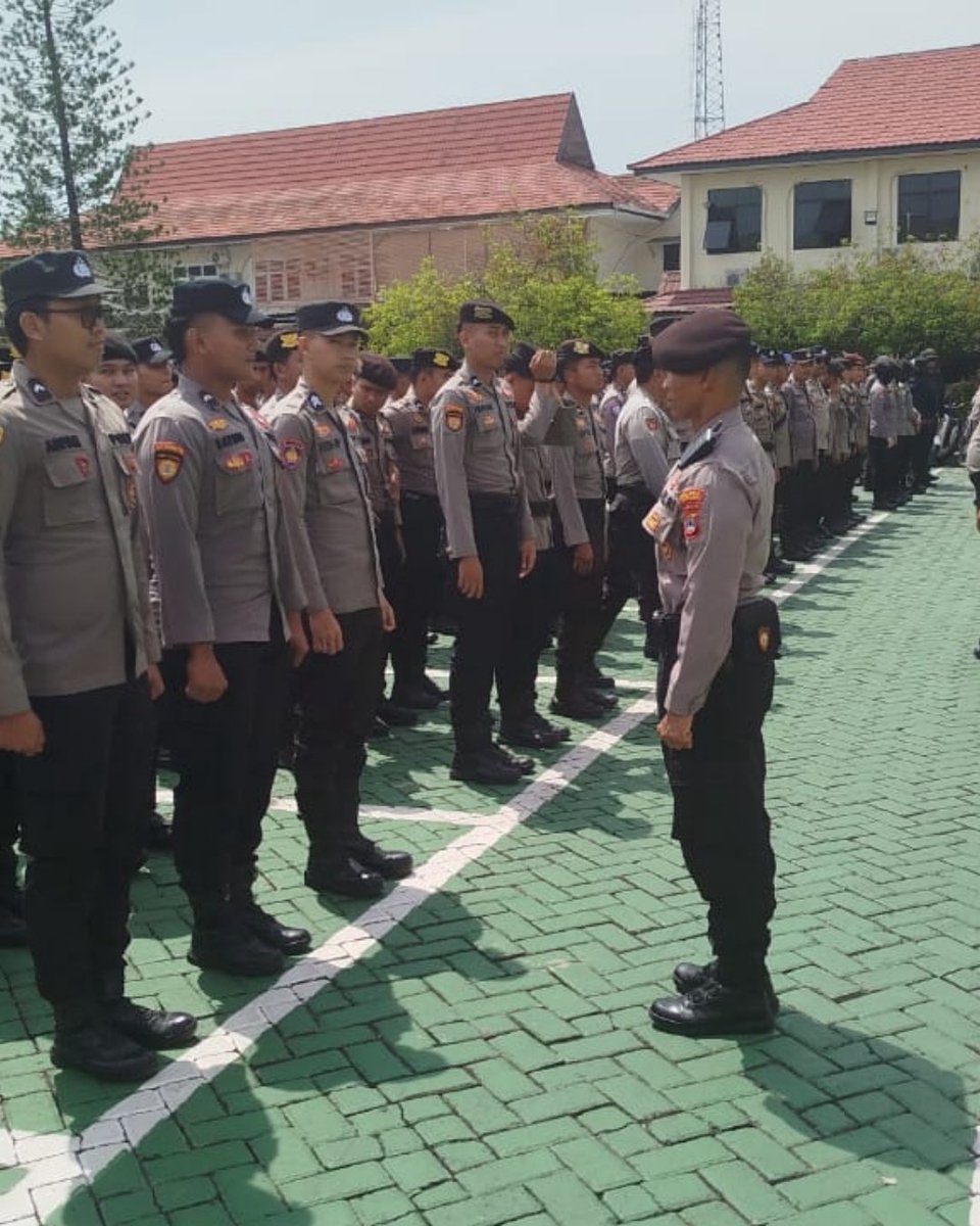 LautHumas's tweet image. Personel Polres Tanah Laut melaksanakan kegiatan BKO Pengamanan Aksi Unjuk Rasa yang berlangsung di depan Gedung DPRD Provinsi Kalimantan Selatan, Senin (19/1).