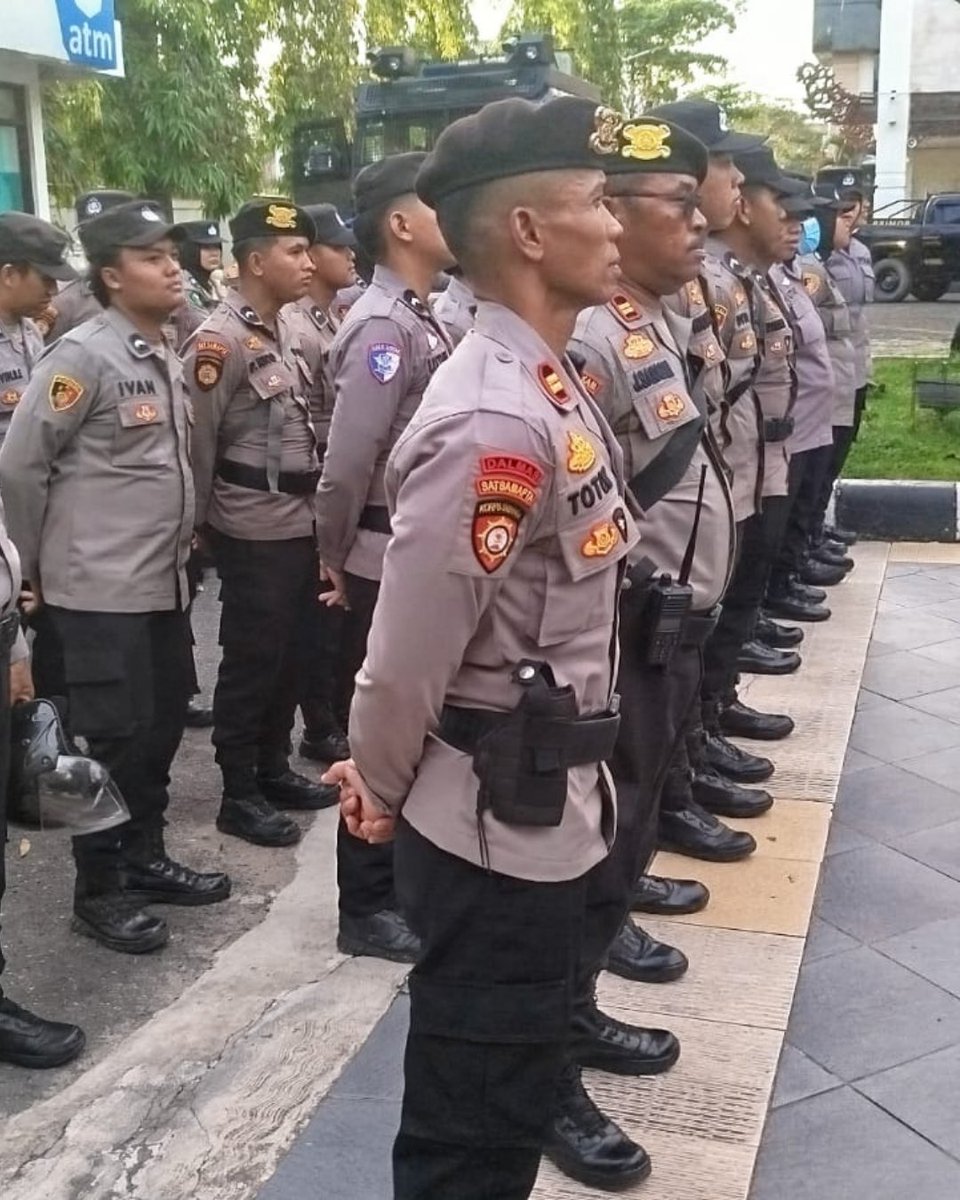 LautHumas's tweet image. Personel Polres Tanah Laut melaksanakan kegiatan BKO Pengamanan Aksi Unjuk Rasa yang berlangsung di depan Gedung DPRD Provinsi Kalimantan Selatan, Senin (19/1).