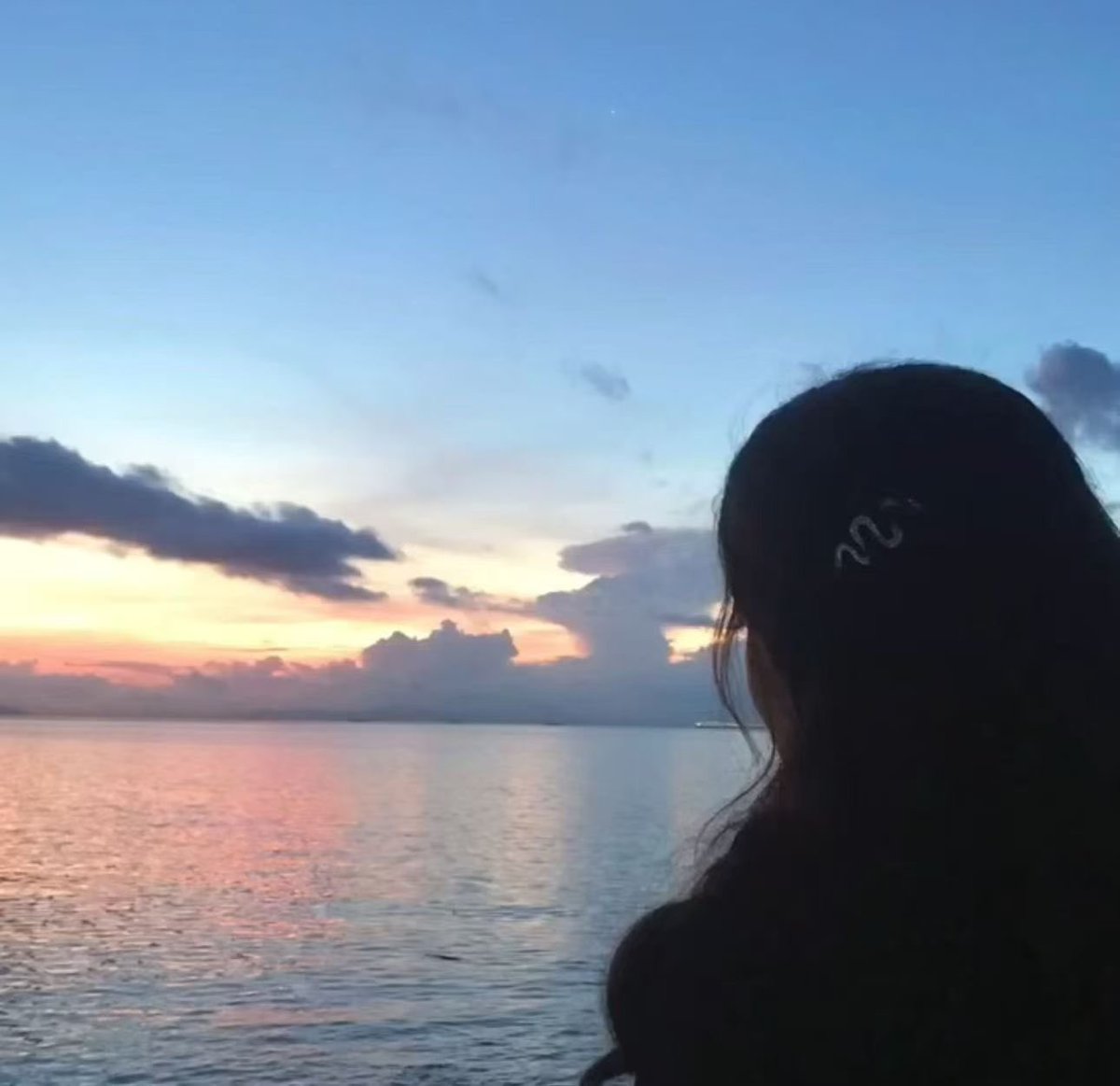 她看著晚霞發呆，  
我看著她發呆。  

因為這片美景再美，  
也比不上她屬於我的事實。  

我的奴。永遠。  

#主奴 #Mdom #晚霞 #屬於我