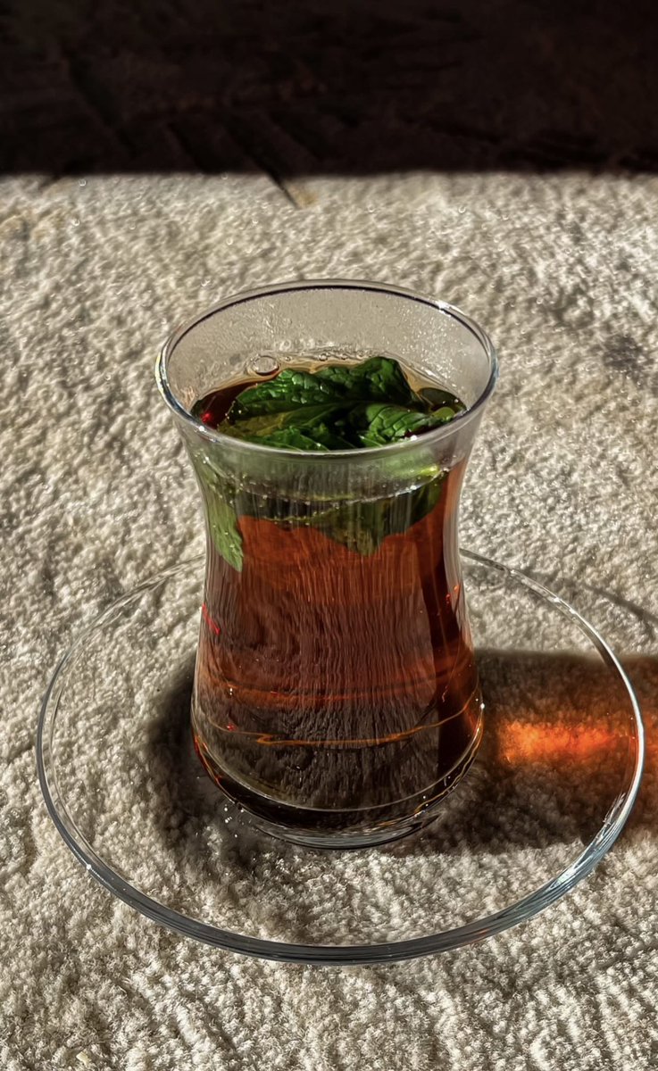 il_9lv's tweet image. أحد أبسط المسرات هدوء اللّيل و شاي 🤎