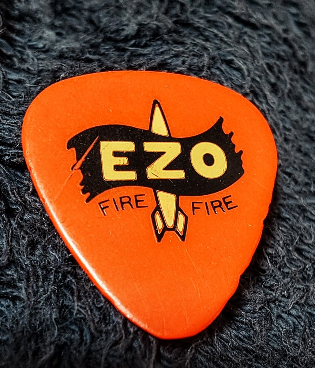 suzumeojisan's tweet photo. ギターソフトケースの中から
懐かしいのでてきた
E・Z・O
SHOYO型のESPピック(*´ 艸`)
FLATBACKERからテイストは
随分かわったけど嫌いじゃなかったんよねー
#ピック
#EZO
#FIREFIRE
#SHOYO
#ESP https://t.co/Mnm8OImf2r