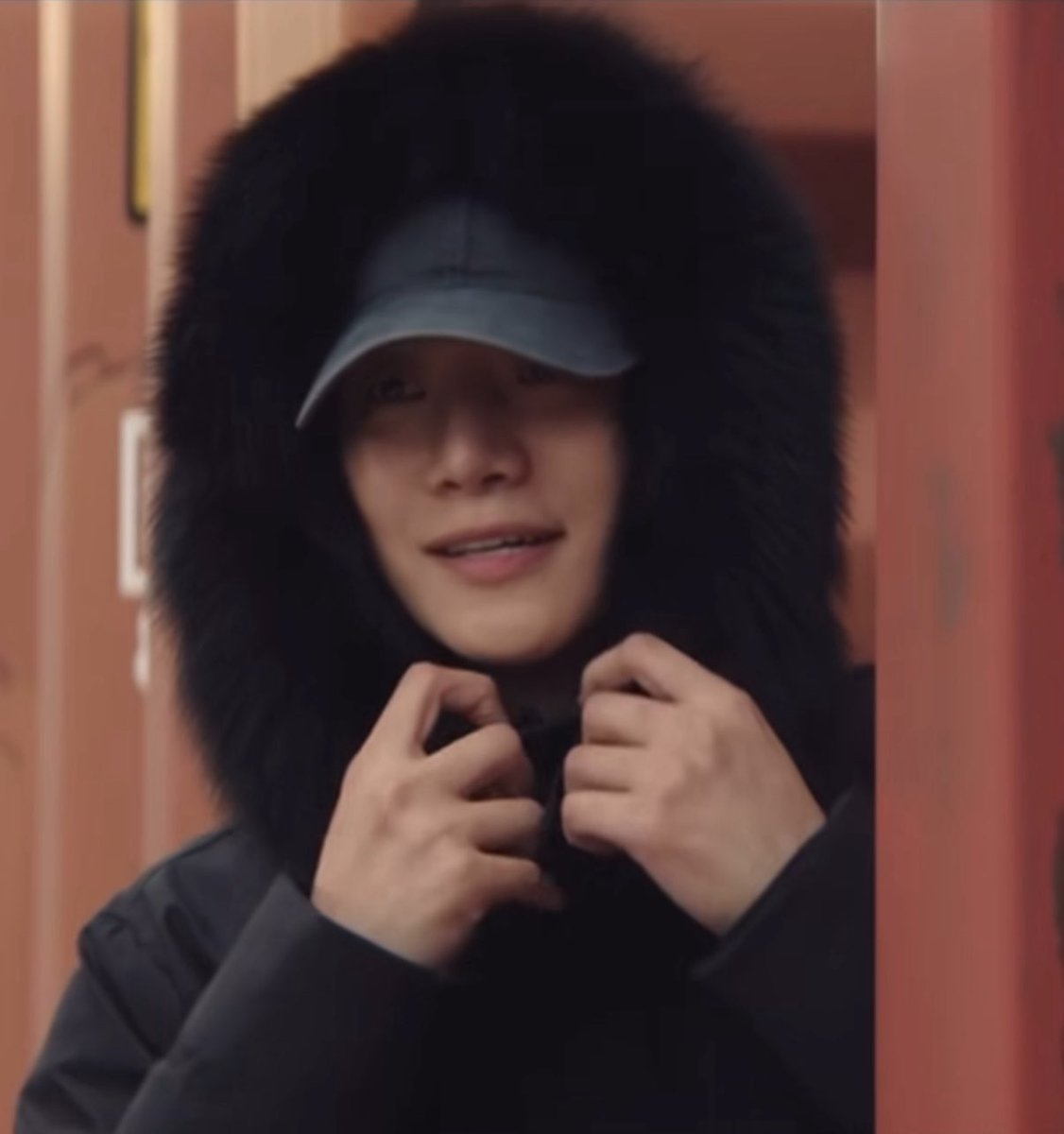 Last year we ran around without our jackets (well I did). This year you all need to layer up and bring scarfs and mittens!!!  It’s going to be cold in Seoul this week!  Stay safe watching our gorgeous man❣️