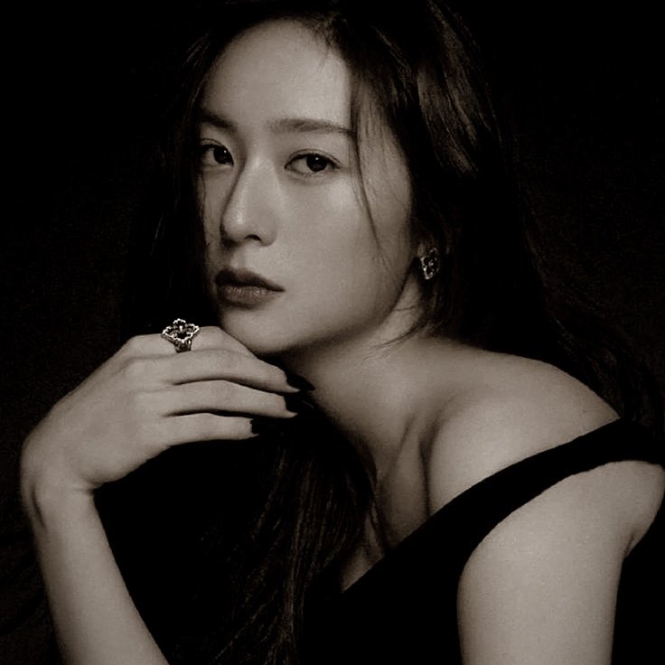 poisedeminent's tweet image. ㅤ

𝗧𝗔𝗧𝗜𝗔𝗡𝗔 𝗧𝗝𝗔𝗡𝗗𝗥𝗔, 𝟭𝟵𝟵𝟮.
Masih sendiri, hidupnya hanya untuk bekerja. Kamu, boleh tau alasan terbesar hidupmu untuk apa?

ㅤ