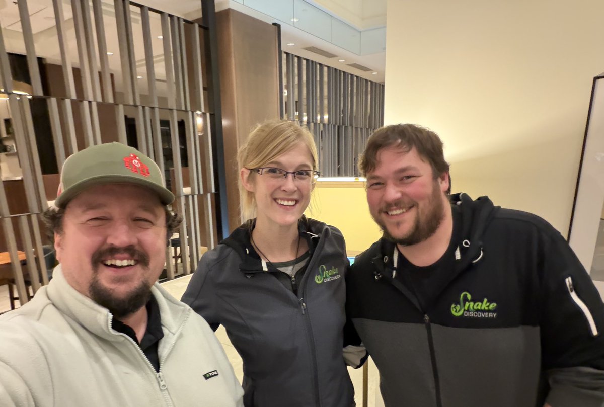 MacherMakes's tweet photo. My daughter is going to lose her mind when I tell her who I ran into at my hotel. @SnakeDiscovery https://t.co/M3BWqoQy6X