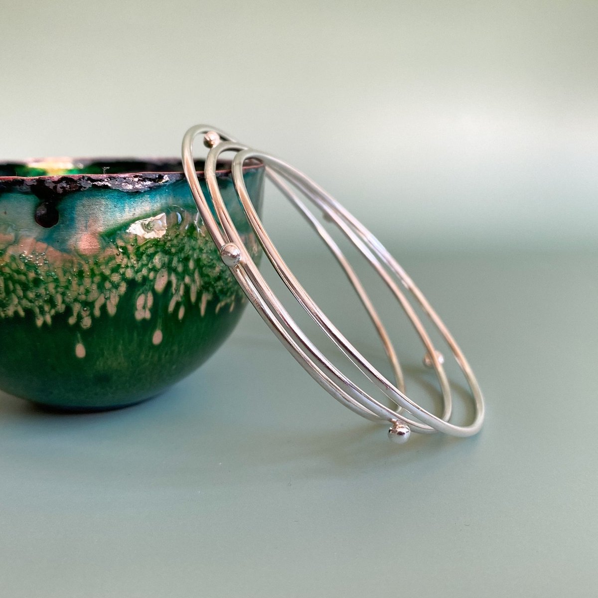 MaisyPlum2's tweet photo. Sterling Silver Stacking Bangle Set https://t.co/X3em7yiDOS #giftideas ##UKGiftHour #HandmadeHour ##UKCraftersHour #inbizhour #UKHashtags #MHHSBD #shopsmall #bizbubble #Firsttmaster #SilverBangles https://t.co/z1c6GuEBuS