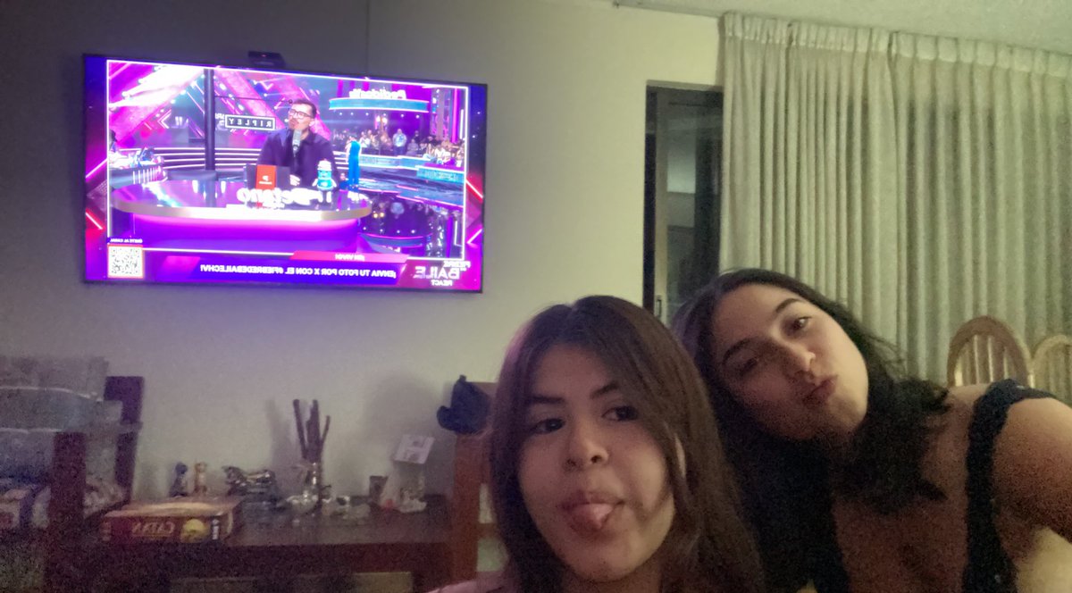 4ntoniakk's tweet photo. #fiebredebailechv aquí viendo las bromas de edymar https://t.co/xDMkPKo0P2
