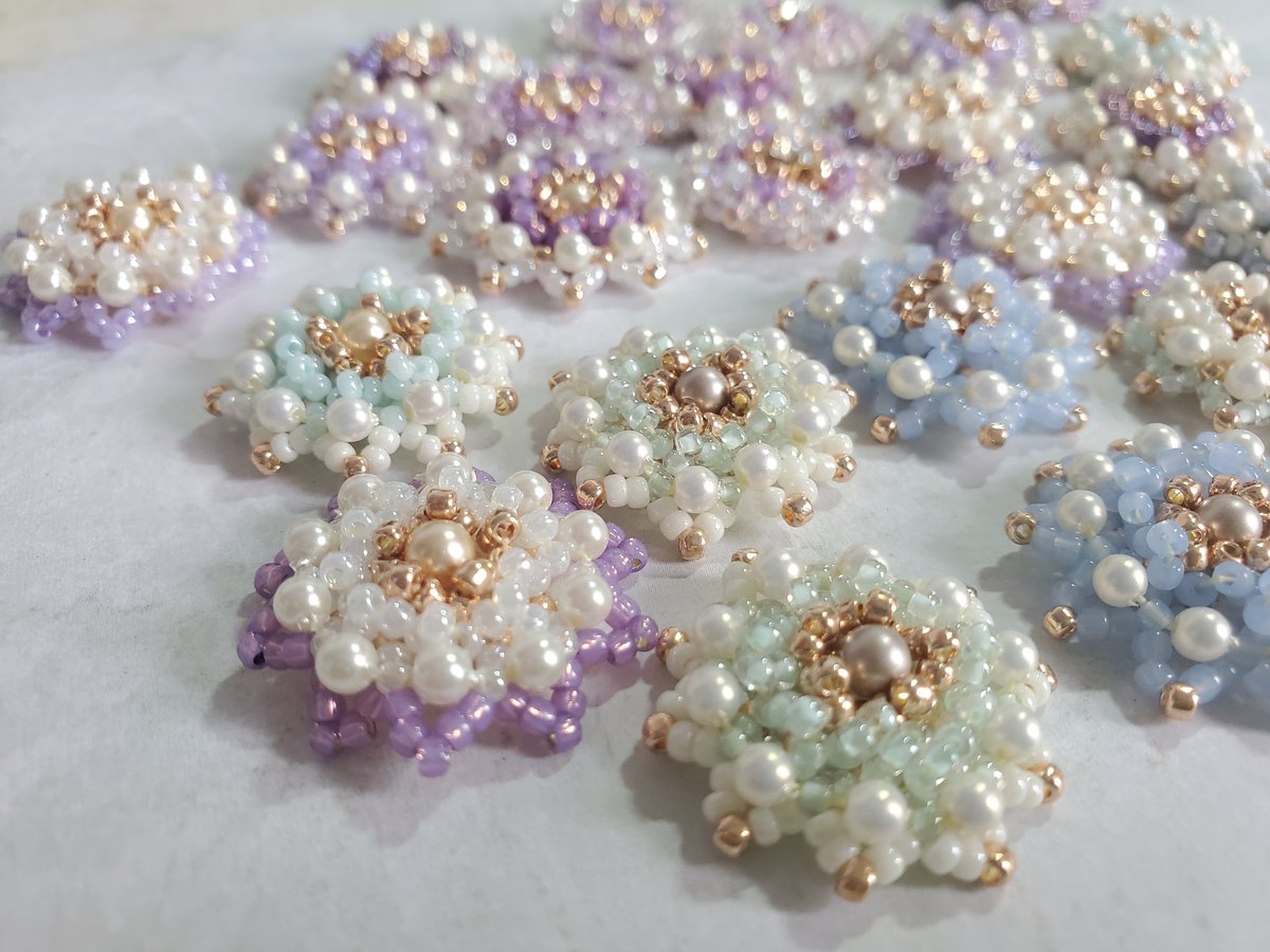 devosachi's tweet image. みんなでシェア企画、いつもありがとうございます✨

小粒ビーズで花を咲かせております✨ぜひご覧ください

２/7～　#桜フェスF　(@hakomittsu)さまへ参加いたします(☆∀☆)

@Lupopo_cafe 様大感謝です！