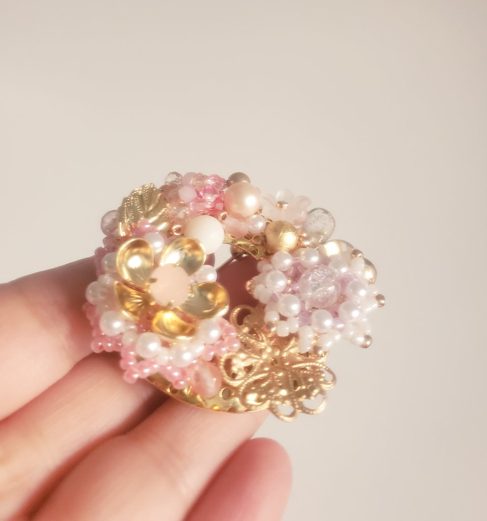 devosachi's tweet image. みんなでシェア企画、いつもありがとうございます✨

小粒ビーズで花を咲かせております✨ぜひご覧ください

２/7～　#桜フェスF　(@hakomittsu)さまへ参加いたします(☆∀☆)

@Lupopo_cafe 様大感謝です！