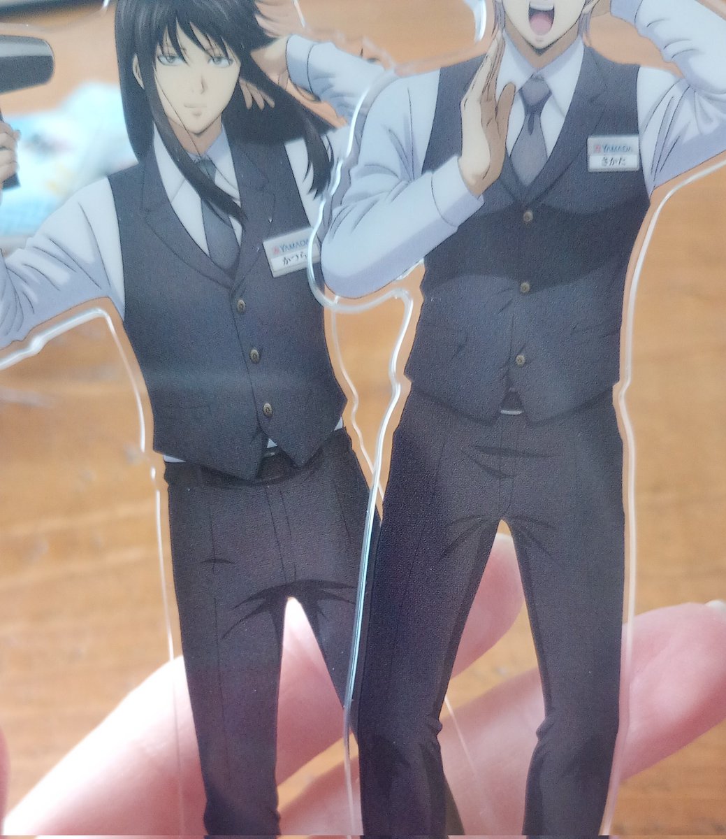 やぱ2人の体格差むちゃくちゃいい。かつらさんはスラリ、さかたはベストもパツパツ胸筋ので影できててパンツもポケット横が膨らんでる感じが腰周りデカい感じしていい〜〜😌