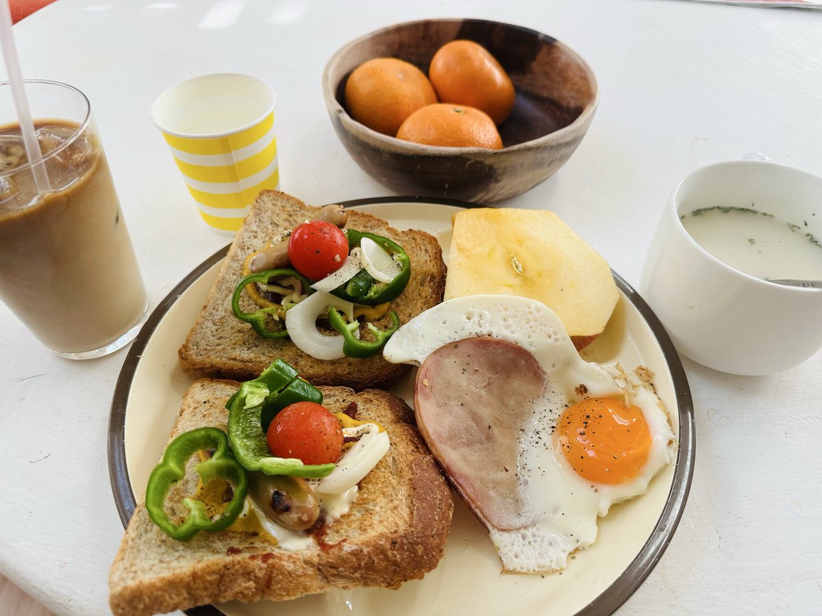 これは食べ過ぎ注意

筋肉量も落ちてきたので、歳を増すごとに食事を減らすのは大事。

よく体重は変わってないけど見た目が太ったという人いるけど。
昔と体重が同じなら体格も一緒というのがそもそも違う、
昔と同じがいいなら3キロ～4キロ痩せた方がいいと思う。
筋量は確実に落ちてます。