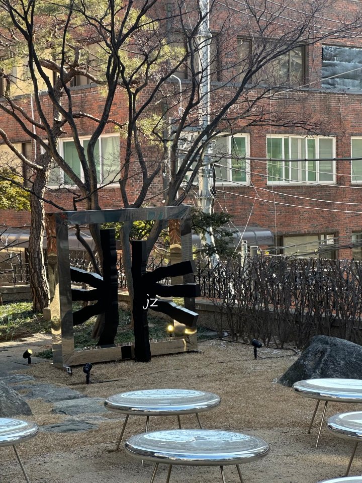 j1nzhu0o_'s tweet image. #Taehyung V's latest exhibition TYPE 非:ON-SITE IN SEOUL~ This is so cool omgg!! 🐯✨

#V #뷔 #V_TYPE非 #TYPE_非 #태형 #방탄소년단 #BTS