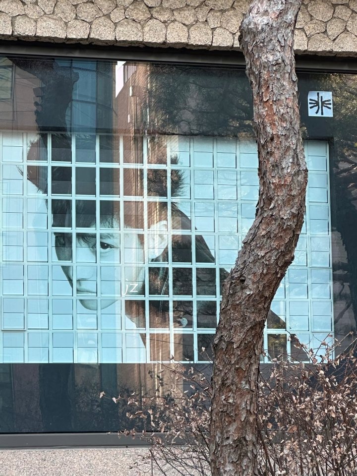 j1nzhu0o_'s tweet image. #Taehyung V's latest exhibition TYPE 非:ON-SITE IN SEOUL~ This is so cool omgg!! 🐯✨

#V #뷔 #V_TYPE非 #TYPE_非 #태형 #방탄소년단 #BTS