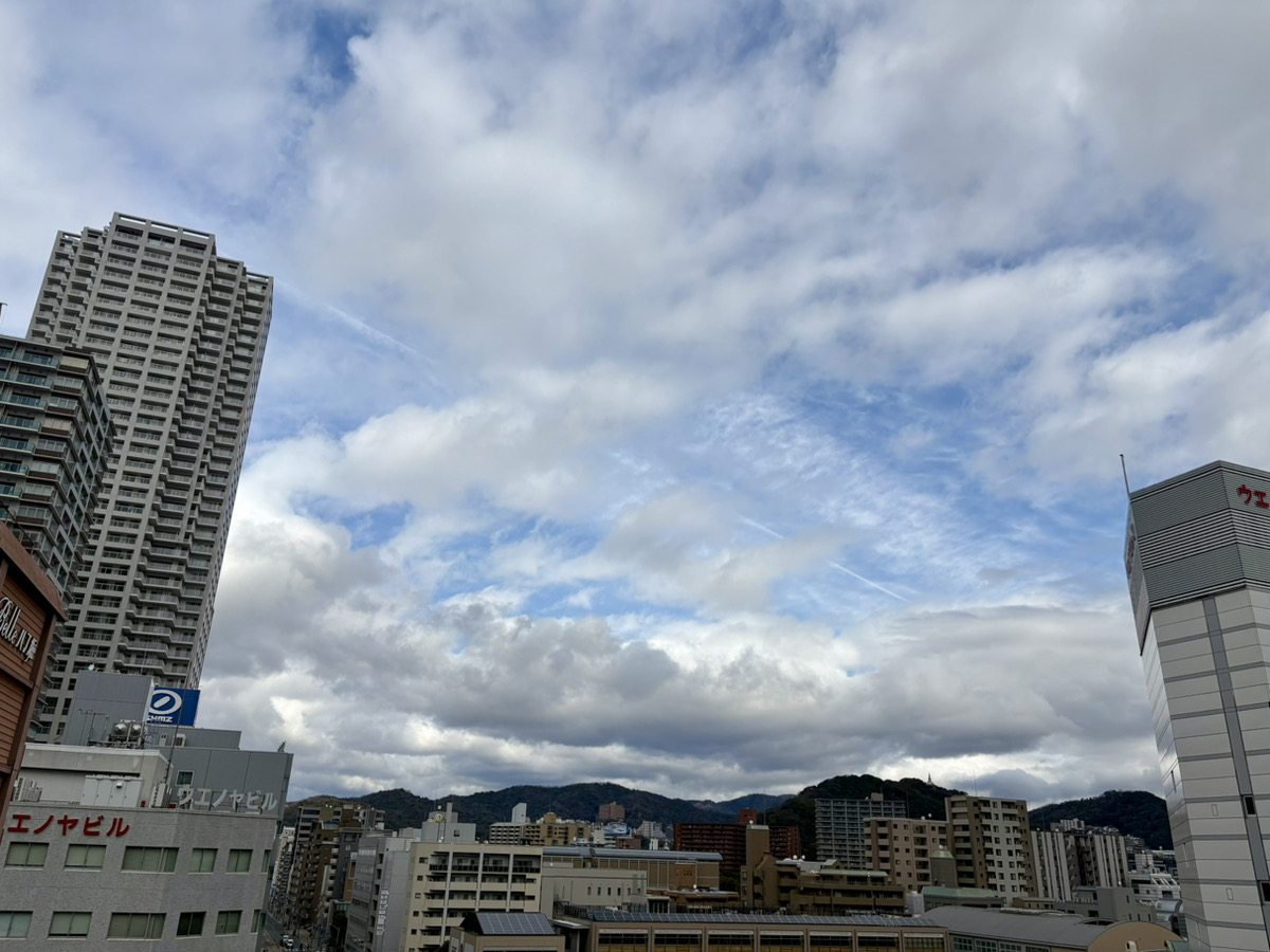 CosmosHIROSHIMA's tweet photo. 【本日の広島】
おはようございます😊
現在の広島市中区の天気は⛅気温6.6℃湿度56％乾燥注意報⚠
午後から北風が吹き荒れる予報🥶
この寒波は週末にかけて長期滞在予定とのこと💦
昨日までの陽気は忘却の彼方ですね😇

#企業公式が毎朝地元の天気を言い合う 
#イマソラ
#80120おは戦🔥HB https://t.co/saVEcCEGt9