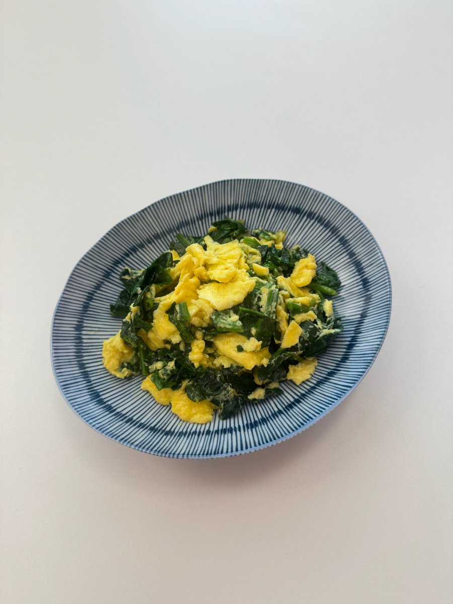 ageha47's tweet image. 집에 시금치, 달걀 있으신 분들 따라하면 좋은 레시피! 시금치 100g 기준 달걀 3알, 시금치 잘게 잘라 올리브오일에 2분 정도 볶다가 연두순 1로 간 하고 팬 한쪽으로 옮겨 오일 더 두른 후 달걀물 부은 다음 반쯤 익르면 휘리릭 섞어주세요! 밥 반찬으로도 좋고 모닝빵 사이에 끼워 먹어도 맛나요!…