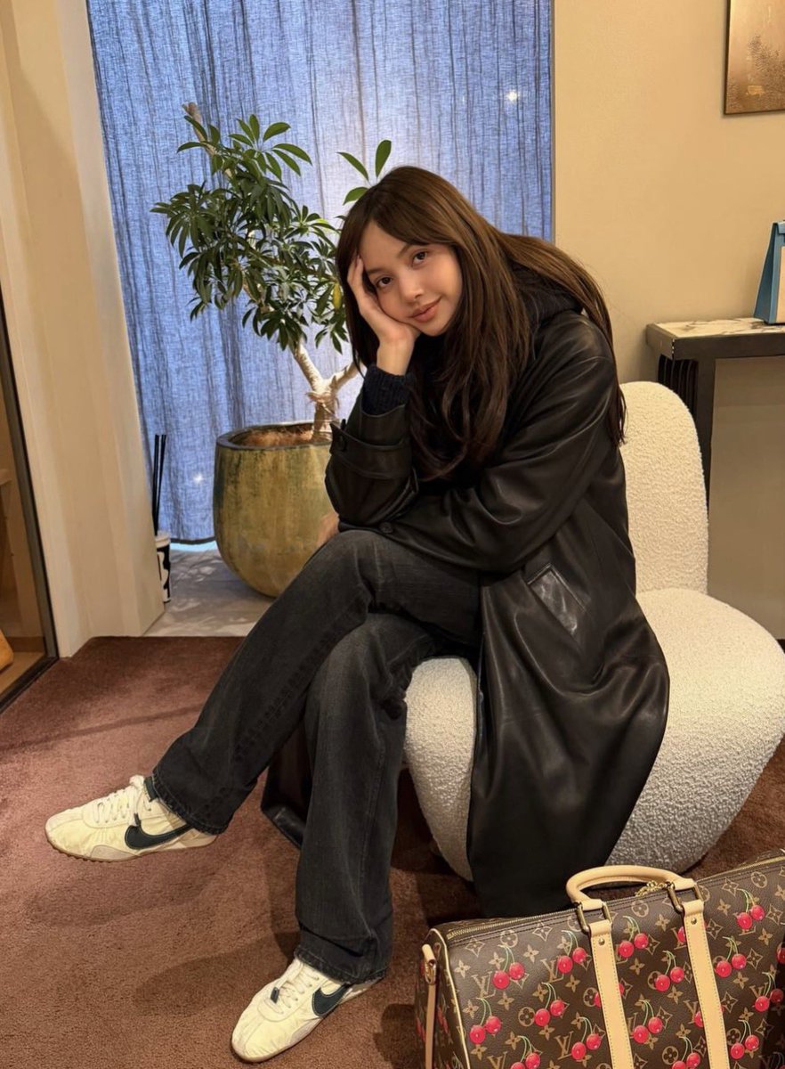 New photo of LISA in Tokyo today 😍😍😍