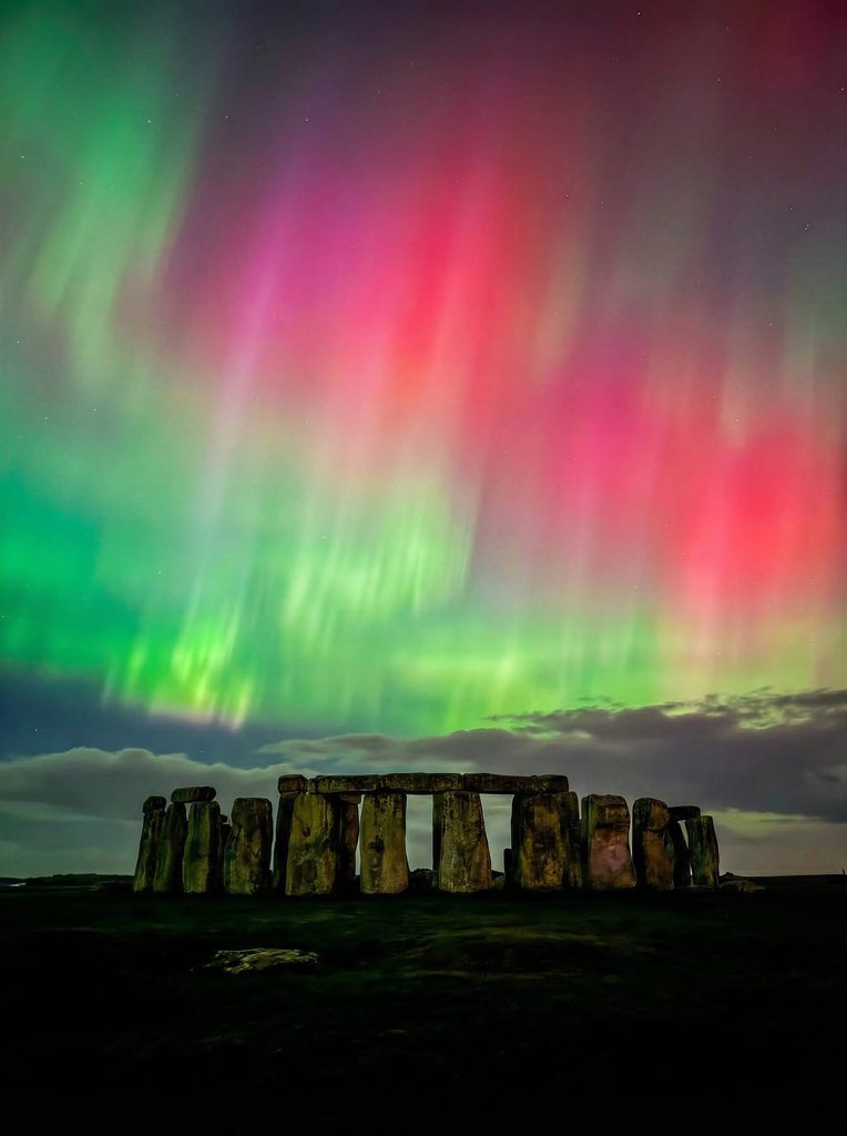 🚨: Insane Auroras over Stonehenge right now... 🤯🌌

Auroras tonight are the strongest and brightest in more than 20 years. 

In coming hours extreme Auroras will be visible over all 50 US states tonight. Don't miss it!