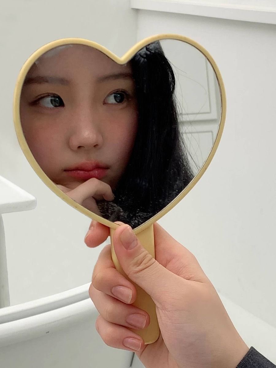 TamagoPost's tweet image. ᅠ
ᅠ

MONIKA, 2006. Punya janji buat nggak boros, tapi tiap keluar ke 𝘗𝘰𝘱 𝘔𝘢𝘳𝘵, ada aja yang dibeli (apa aja selain labewbew). 

Calon kawan, punya koleksi juga? ☀️
ᅠ

ᅠhttps://t.co/uxNiVSAG6v