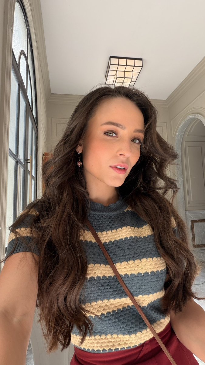 updatecharts's tweet image. Larissa Manoela em novo tweet comentando o #BBB26: 

“Não entendi o problema com a meditação, se fizesse ou ao menos tentasse, talvez conseguisse analisar internamente quantas questões carrega. Nitidamente uma pessoa que não quer evoluir. Uma pena!”