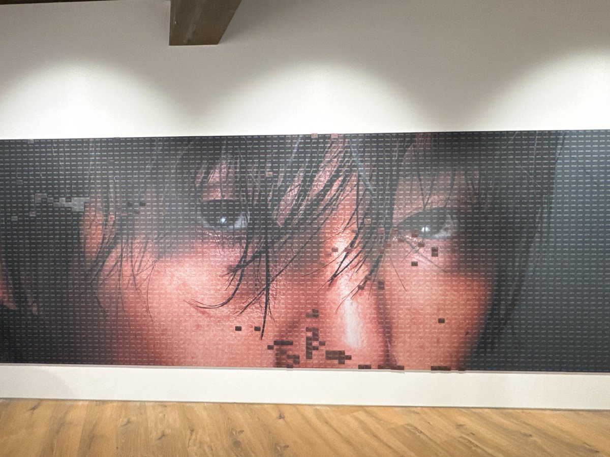 BTS V、写真展「TYPE 非」初日にサプライズ来場しファンと交流