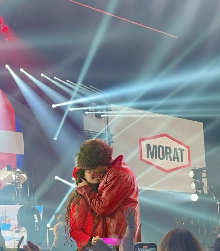 beluuuusa's tweet image. OS MARREY || ¿FUE EL DESTINO O FUE LA SUERTE?
Donde Margarita, saliendo de la residencia, se queda dormida en el hombro de un desconocido.
O donde Rey, sumido en sus pensamientos y con Morat sonando en los auriculares, queda hipnotizado por una rulosa que se sienta a su lado.