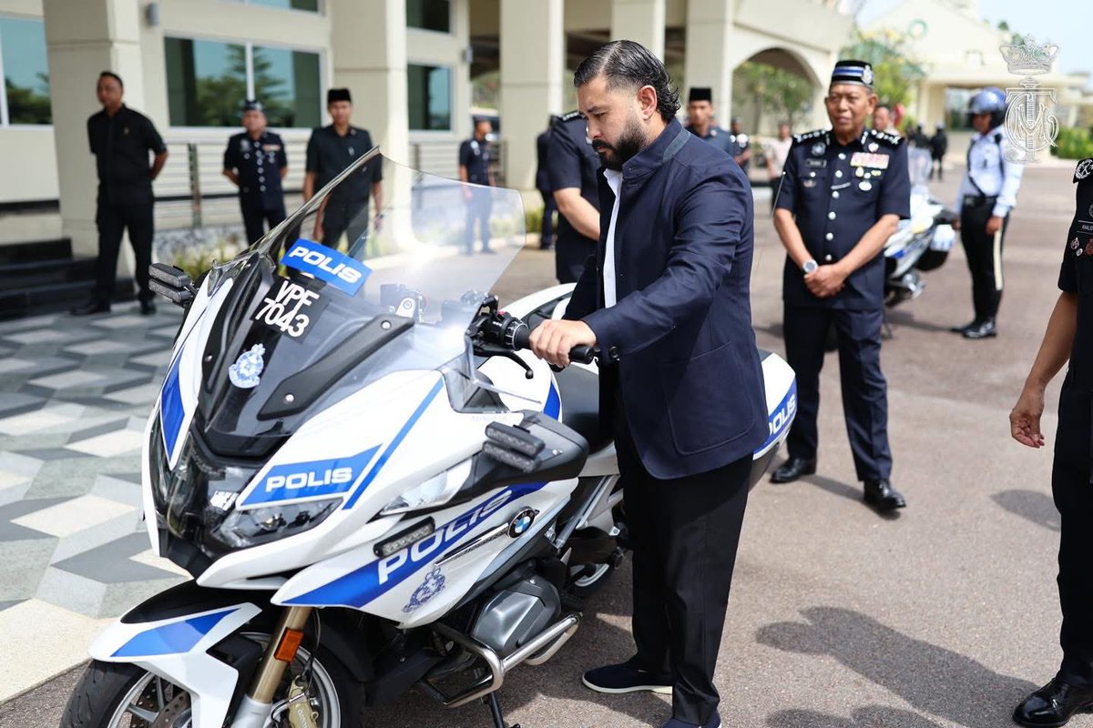 HRHJohorII's tweet photo. Duli Yang Amat Mulia Tunku Mahkota Ismail, Pemangku Sultan Johor berangkat ke Majlis Penyerahan Motosikal Berkuasa Tinggi Jenis BMW 1250RT kepada Pengiring Duli Yang Amat Mulia Pemangku Sultan Johor pada hari ini, 20 Januari 2026.

Hadir sama adalah YDH IG Dato’ Sri Hj. Mohd Khalid Hj. Ismail, Ketua Polis Negara, YDH CP Dato’ Sri Muhammed Hasbullah Ali, Pengarah Jabatan Siasatan dan Penguatkuasaan Trafik, Bukit Aman, YDH CP Datuk Ab Rahaman bin Arsad, Ketua Polis Johor dan YDH DCP Abd Rahman Kassim, Setiausaha Polis Malaysia (SUPM). Allah Peliharakan Sultan.

———

His Royal Highness Tunku Ismail, The Regent of Johor attended the Handover Ceremony of High-powered BMW 1250RT Motorcycles for the Escort Unit of His Royal Highness The Regent of Johor today, 20 January 2026.

Also present were Inspector-General of Police YDH IG Dato’ Sri Hj. Mohd Khalid Hj. Ismail, Bukit Aman Traffic Investigation and Enforcement Department Director YDH CP Dato’ Sri Muhammed Hasbullah Ali, Johor Police Chief YDH CP Datuk AB Rahaman Bin Arsad and PDRM secretary DCP Abdul Rahman Kassim. Allah Peliharakan Sultan.