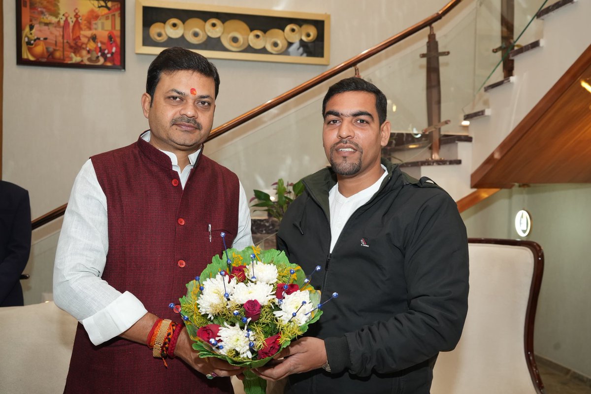 पटना स्थित राजीवनगर आवास एवं सरकारी आवास 43 हार्डिंग रोड में प्रदेश के विभिन्न जगहों से आएं आगंतुकों के समस्याओं को सुना एवं त्वरित निष्पादन हेतु संबंधित अधिकारियों को निर्देशित किया।
#ChiragPaswan #sanjaysinghmahua #patna 
<a href="/iChiragPaswan/">युवा बिहारी चिराग पासवान</a> <a href="/LJP4India/">Lok Janshakti Party (Ramvilas)</a>