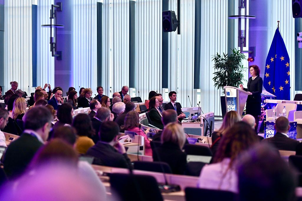 ROTATE_PROJECT tweet media