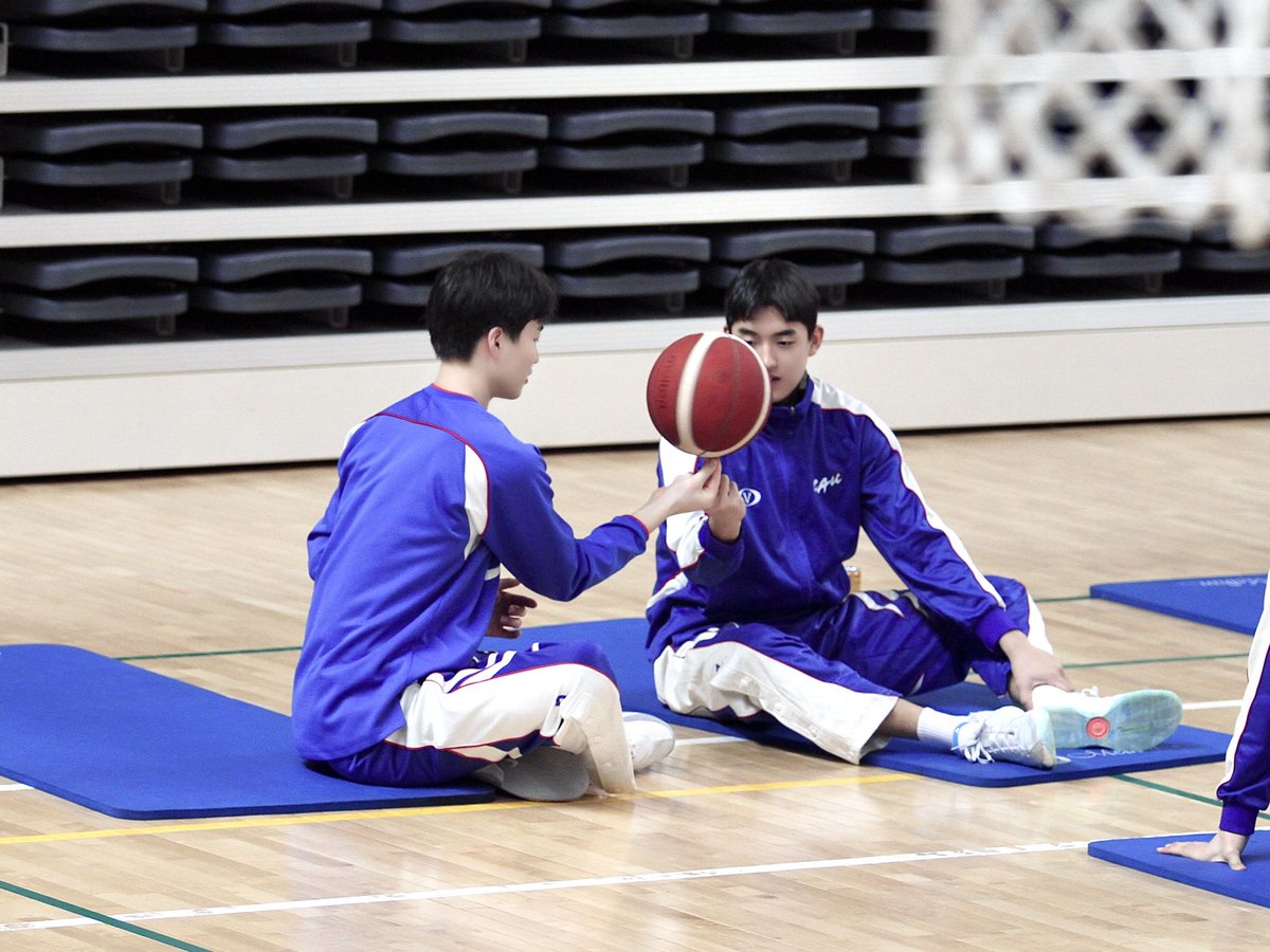 진지한 표정으로 하는 거: 공 굴리기
둘이 진지하게 작전 짜더니 성원이 손에 굴려서 얹어줌
 ㄴ근데 성원이는 한번도 성공 못함ㅠ ㄱㅇㅇ…

중앙대농구부 류주영 김성원