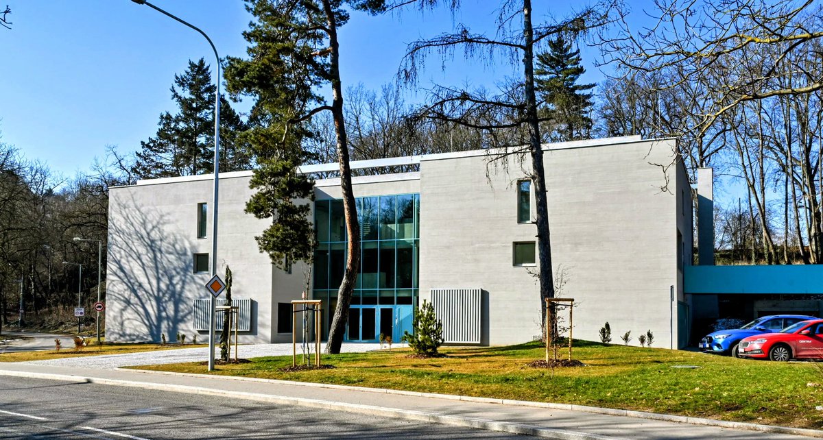 LachnitPetr's tweet photo. Dům s pečovatelskou službou Michnovka ožívá novými nájemníky 🏢 🧑🦳
DPS Michnovka v sousedství Raudnitzova domu v Hlubočepích, byl otevřen v září minulého roku. Dům nabízí 19 bytů zvláštního určení. První nájemníci se začali nastěhovali koncem minulého roku.
#senior #pece https://t.co/r7qzotLBeP