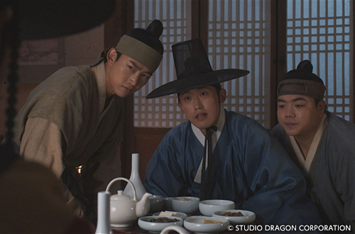 【#韓流朝ドラ６】
「#御史とジョイ ～朝鮮捜査ショー～」
第４話は明日あさ６時から！

イオン（#テギョン）は従者のユクチルと衣服を交換して役所へ行き、２つの遺体について探りを入れる。