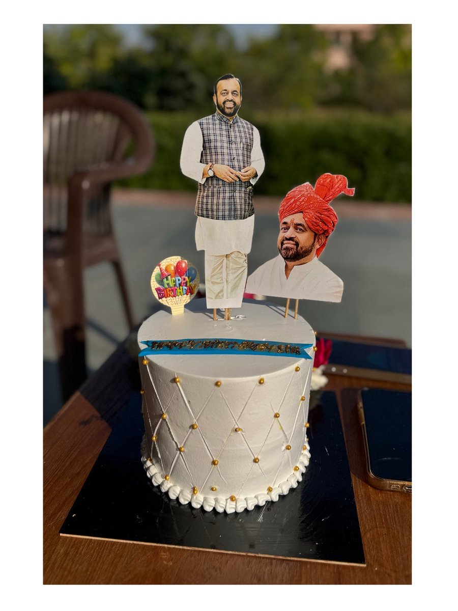 komalparihar_7's tweet photo. Happy b’day 🎂 sir @SanyamLodha66 #sheoganj #sirohi #sanyamlodha #birthday https://t.co/vvx3FZDsk5