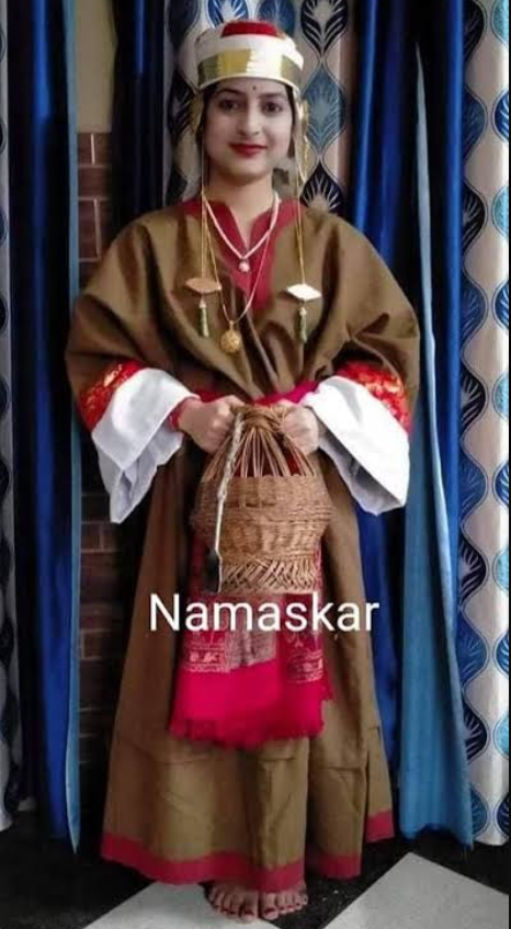 khalidakhalid18's tweet photo. @AnObserversView Our Kashmiri Pandit community traditional costumes. Beautiful, magnificent and decent. We have come a long way. https://t.co/XUj5QaNInl