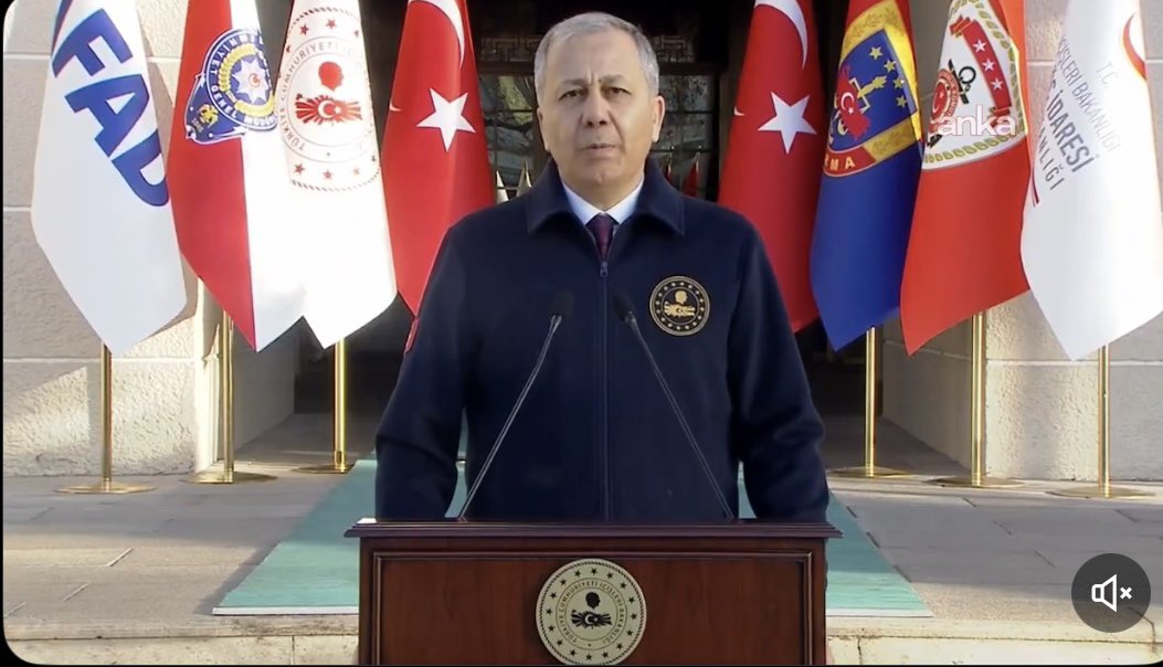 İçişleri Bakanı Ali Yerlikaya, İzmir merkezli 14 ilde düzenlenen ve Cumhuriyet tarihinin en kapsamlı narkotik operasyonu olarak nitelendirilen Narko-Kapan İzmir operasyonunda 641 şüphelinin gözaltına alındığını açıkladı.

Bakan Yerlikaya, operasyonun hava ve deniz unsurlarının da