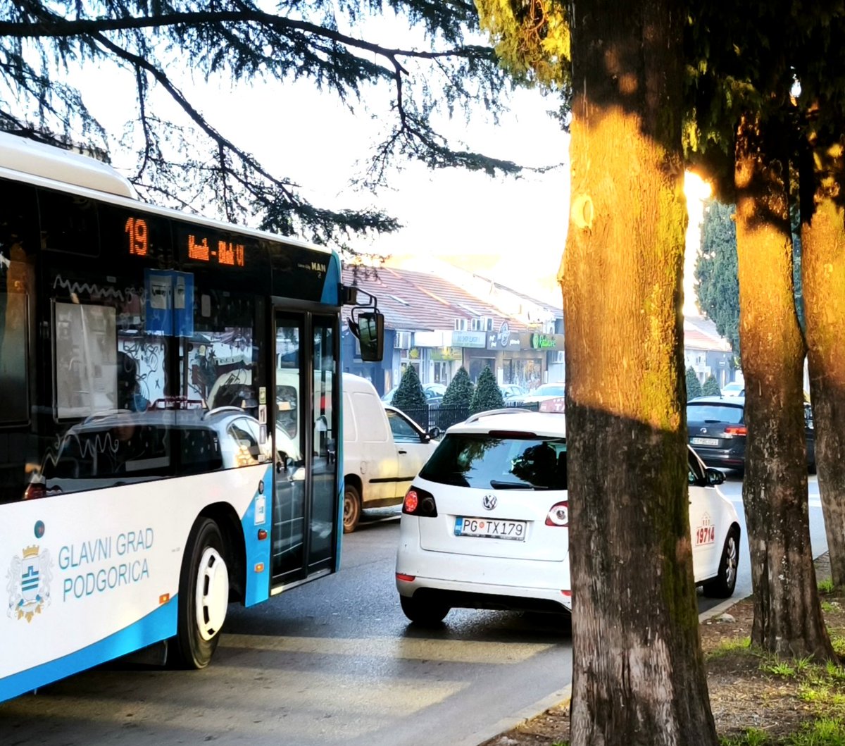 Ako taksista može što ne bi mogao bilo ko drugi da blokira čitavi bulevar.