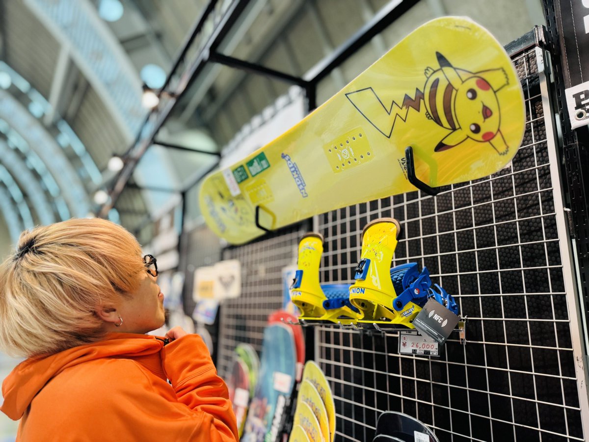 intense851's tweet photo. #JSBCSNOWTOWN
さくちゃんによるリポートをお届け📢

今日は「キッズ・ジュニアコーナー」をご紹介👦

ウエアはベビーサイズから
小さな子供の雪山デビューアイテムも
揃っています🎿
在庫処分セールもスタート💨

⛄️https://t.co/k8YJpON3ek
🎧https://t.co/8oXtIn2CU6
#インテンス851 #FM大阪 https://t.co/nisykxkFB1