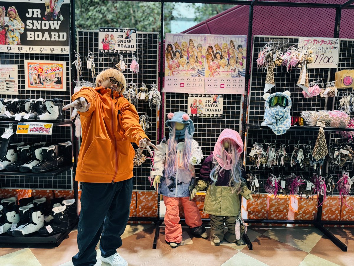 intense851's tweet photo. #JSBCSNOWTOWN
さくちゃんによるリポートをお届け📢

今日は「キッズ・ジュニアコーナー」をご紹介👦

ウエアはベビーサイズから
小さな子供の雪山デビューアイテムも
揃っています🎿
在庫処分セールもスタート💨

⛄️https://t.co/k8YJpON3ek
🎧https://t.co/8oXtIn2CU6
#インテンス851 #FM大阪 https://t.co/nisykxkFB1
