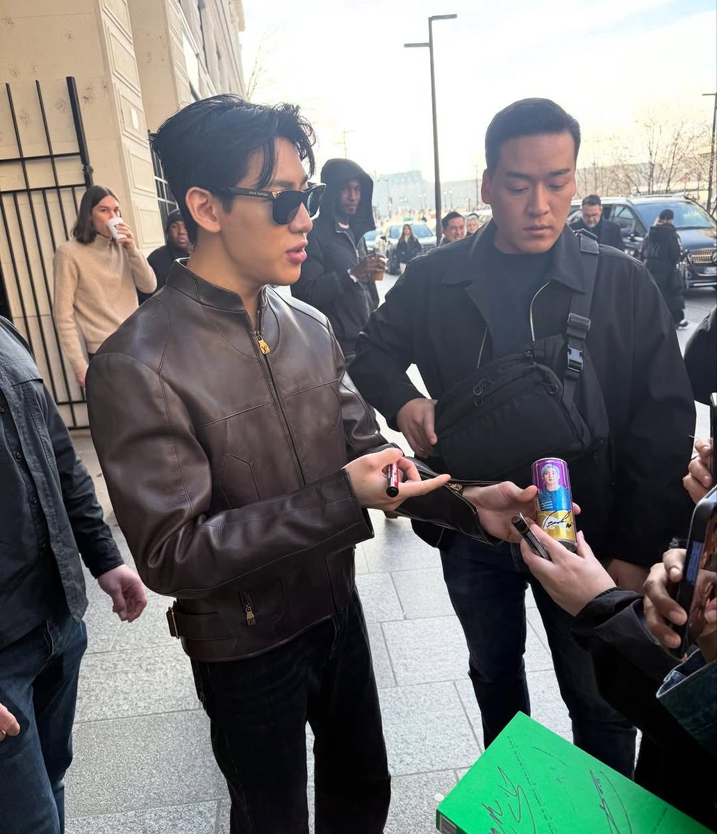 YLuvBamBam's tweet image. แฟนคลับเอากระป๋องเรดบูลน้องแบมไปให้เซ็นต์ด้วย
เรดบูลไทยแลนด์ไปบู้ทเอ็นเนอจี้ถึงปารีสเลย~เฟมัสสุดๆ🤭
#LVMenFW26 #BamBam #LouisVuitton
#RedBullTHxBamBam
@redbullenergyth 
@BamBam1A