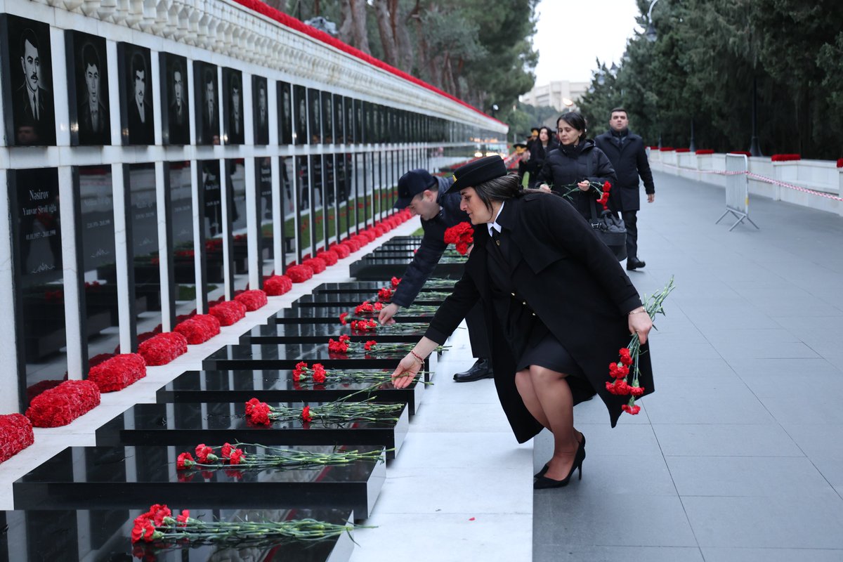 MaritimeAz's tweet photo. 20 Yanvar faciəsinin ildönümü ilə əlaqədar Dövlət Dəniz və Liman Agentliyinin kollektivi Şəhidlər xiyabanını ziyarət edib.
#DDLA #20Yanvar https://t.co/5mTG2brPqU