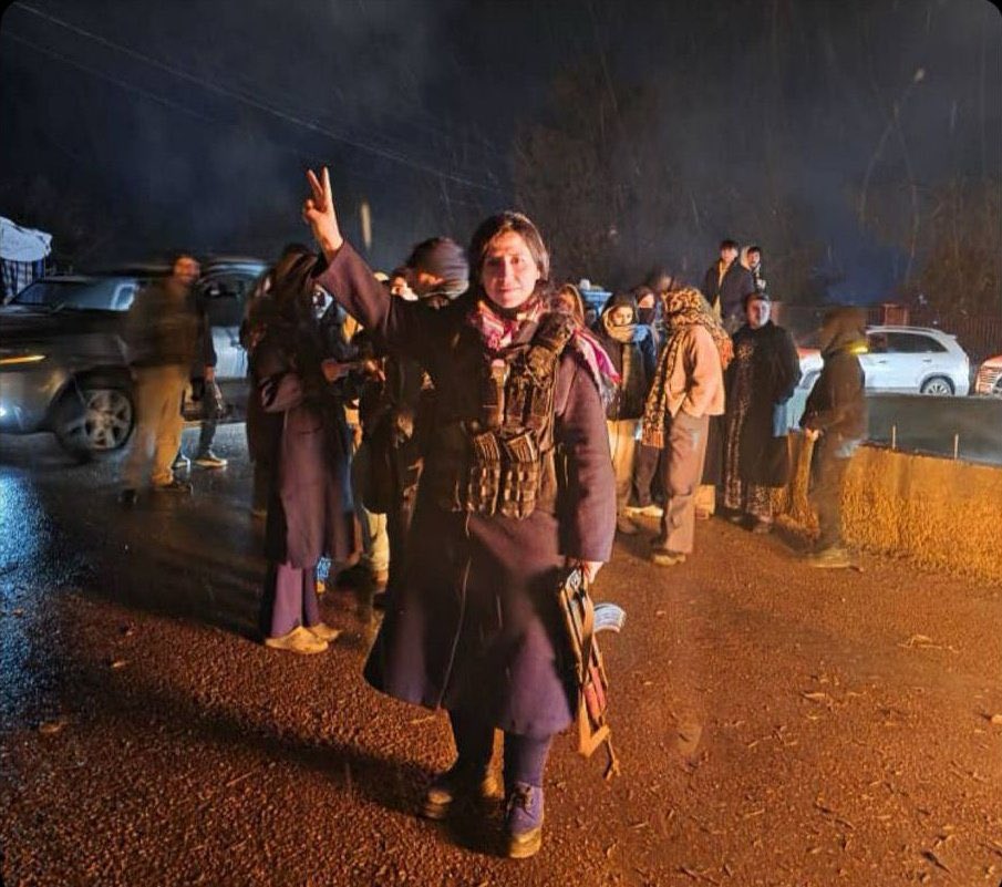 MaximeAzadi's tweet image. Tous les responsables kurdes de Rojava – dirigeants politiques, représentants de la société civile, négociateurs du volet militaire, jeunes et femmes – ont pris les armes.

Parmi eux figurent les coprésidents du Parti de l’Union démocratique (PYD), Perwin Youssif et Kharib Hisso,…