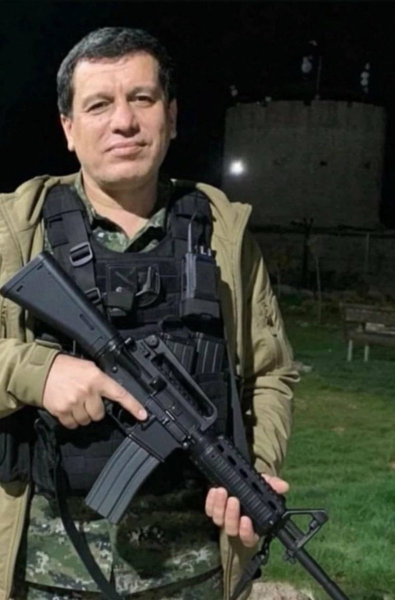 MaximeAzadi's tweet image. Tous les responsables kurdes de Rojava – dirigeants politiques, représentants de la société civile, négociateurs du volet militaire, jeunes et femmes – ont pris les armes.

Parmi eux figurent les coprésidents du Parti de l’Union démocratique (PYD), Perwin Youssif et Kharib Hisso,…