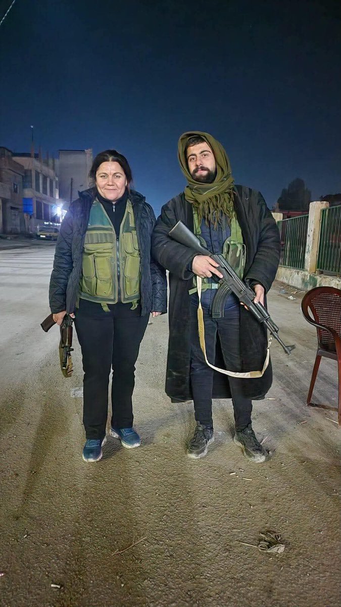 MaximeAzadi's tweet image. Tous les responsables kurdes de Rojava – dirigeants politiques, représentants de la société civile, négociateurs du volet militaire, jeunes et femmes – ont pris les armes.

Parmi eux figurent les coprésidents du Parti de l’Union démocratique (PYD), Perwin Youssif et Kharib Hisso,…