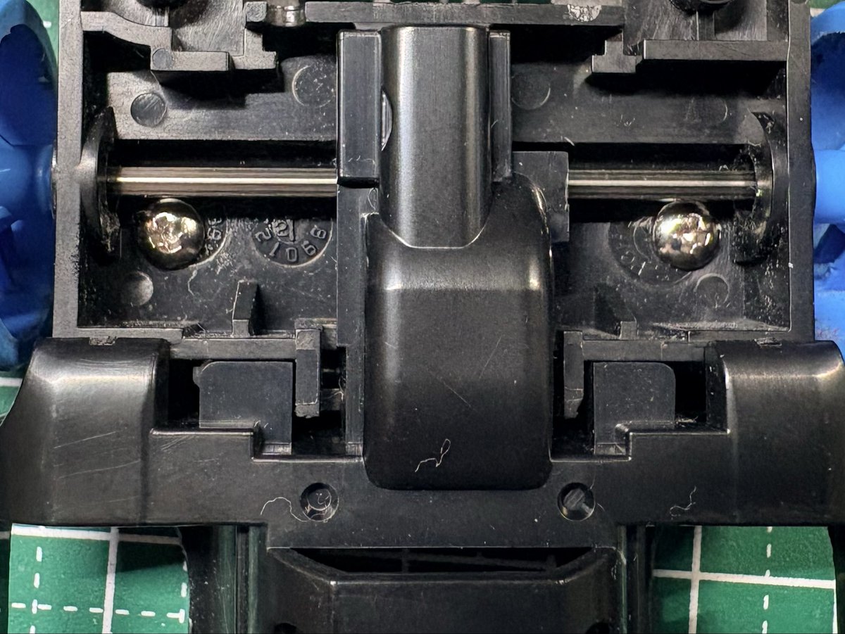 ShadowBreakerZ3's tweet image. MEのフロントバンパーの強度確保のため、4点止めにしたら、ガッチリ具合がイイッ！😆
#ミニ四駆